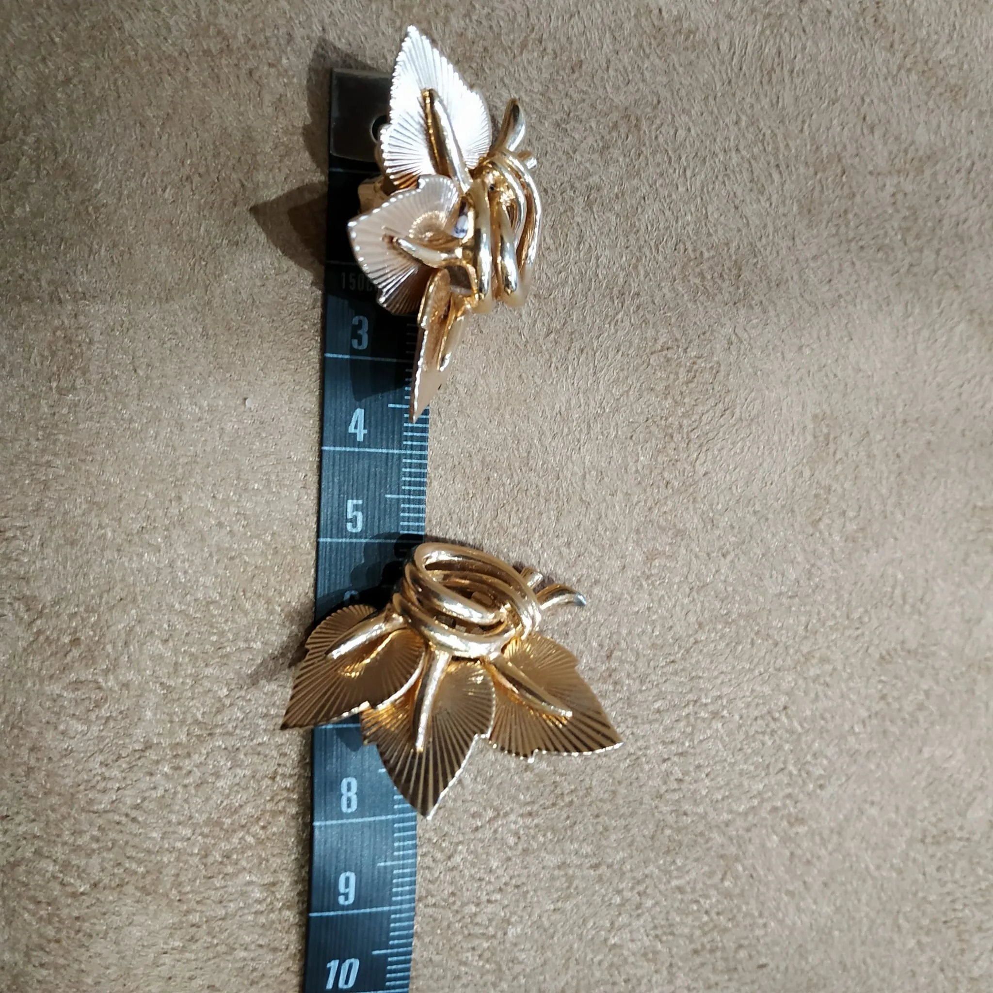 Boucher Gold Leafy Vintage earrings